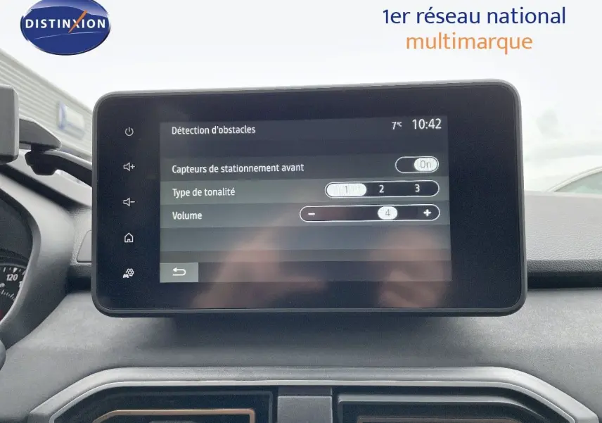Écran tactile central du tableau de bord du Dacia Jogger 2024 affichant les réglages d’aide à la conduite.