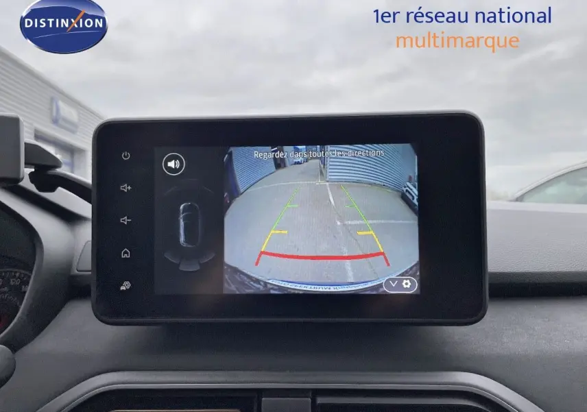Vue intérieure sur l'écran tactile affichant la caméra de recul du Dacia Jogger noir nacré, tableau de bord en arrière-plan.