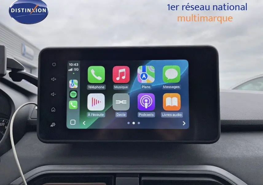 Écran tactile central affichant interface multimédia dans l'habitacle d'une Dacia Jogger noir nacré, vue de face.