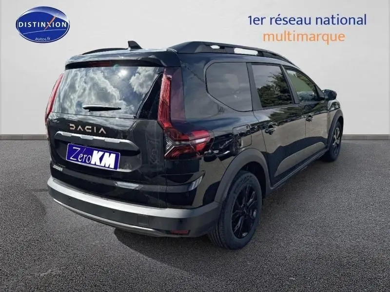 Vue 3/4 arrière droite d'un Dacia Jogger noir nacré métallisé avec barres de toit et feux arrière LED.