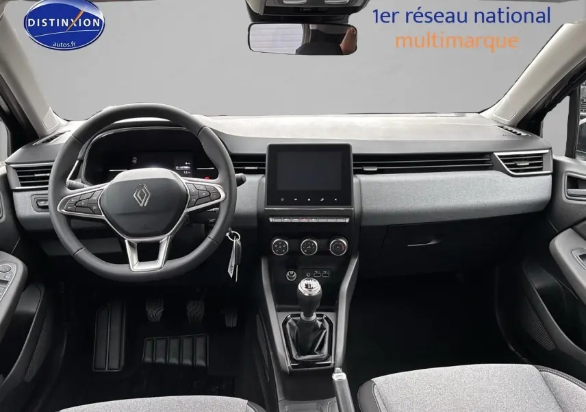 Intérieur avant de la Renault Clio V diesel 2025, volant multifonction, boîte manuelle et écran tactile central.