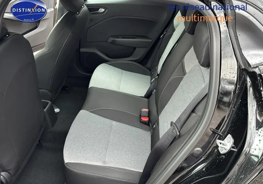 Vue intérieure côté droit sur la banquette arrière grise et noire d'une Renault Clio V noire 2025.