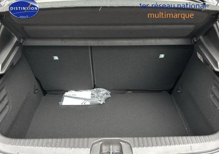 Coffre ouvert noir de la Renault Clio V 1.5 blue dci 100 evolution, montrant l'espace de chargement vide et propre.