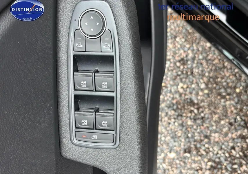 Panneau de commandes des vitres et rétroviseurs côté gauche d'une Renault Clio V noire, avec boutons auto et verrouillage.