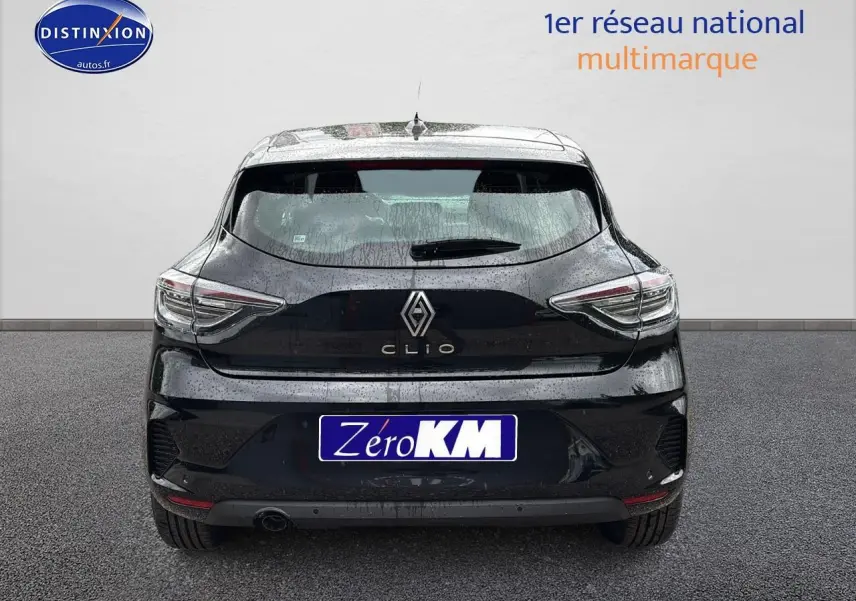 Vue arrière d'une Renault Clio V noire 2025 avec feux LED et becquet arrière sous la pluie.