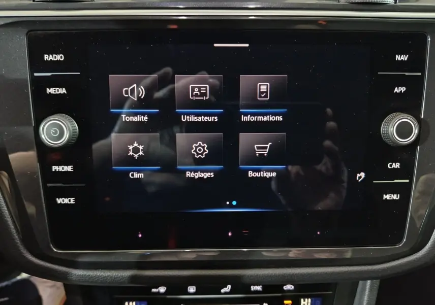 Écran tactile central du Volkswagen Tiguan 2021 affichant les options de réglages et climatisation.