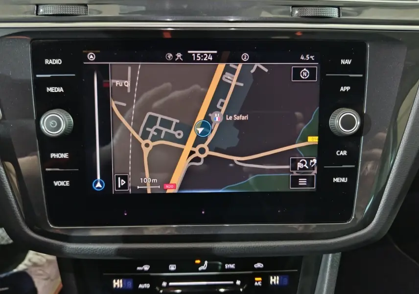 Écran tactile central du système de navigation du Volkswagen Tiguan 2021, vue rapprochée de l'intérieur.