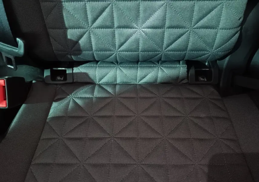 Gros plan sur la banquette arrière noire à motif géométrique du Volkswagen Tiguan 1.5 TSI 130 BMV6 Life Business.
