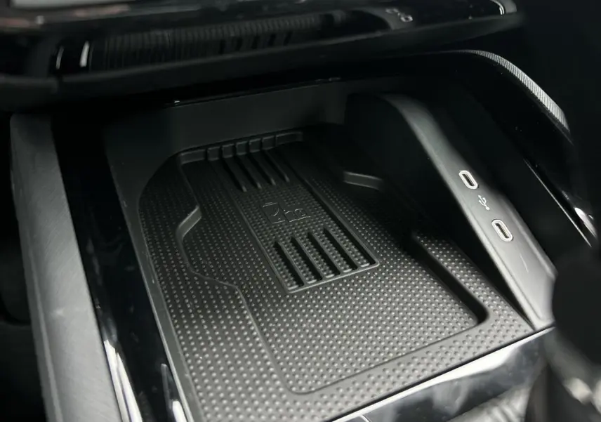 Gros plan sur le compartiment de charge à induction noir avec deux ports USB-C dans la console centrale du Skoda Kamiq 2025.