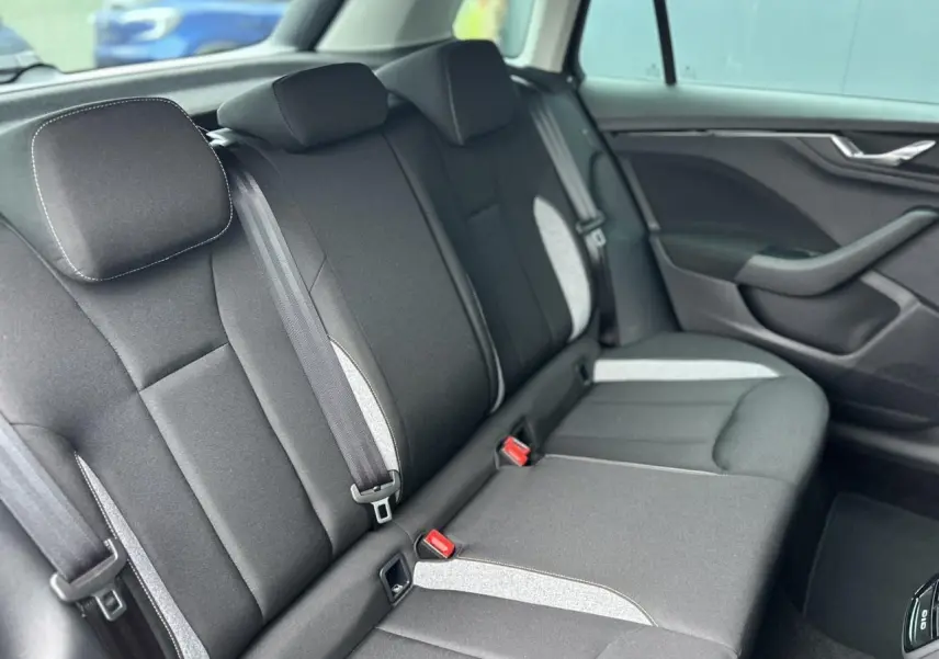 Vue intérieure côté droit des sièges arrière noirs avec inserts gris clairs d'un Skoda Kamiq 2025.