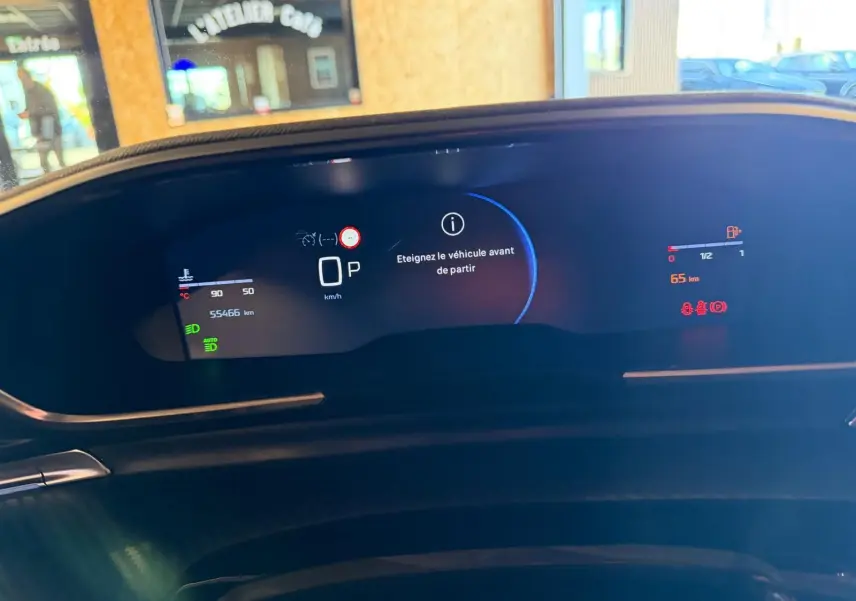 Tableau de bord numérique du Peugeot 508 SW 2024 affichant la vitesse, le kilométrage et un message d'arrêt.