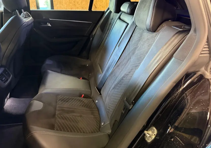 Vue intérieure côté droit des sièges arrière en Alcantara noir avec surpiqûres Aïkinite du Peugeot 508 SW 2024.