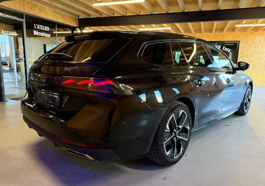Peugeot 508 SW noire vue 3/4 arrière droit, avec feux arrière LED et jantes alliage bi-ton 18 pouces.