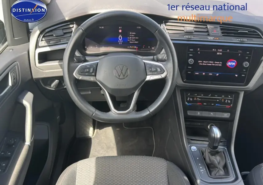 Vue intérieure frontale du volant cuir noir et tableau de bord numérique du Volkswagen Touran 2025.