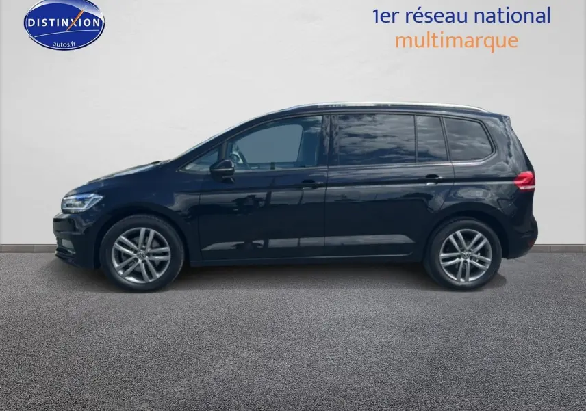 Vue latérale gauche d'un Volkswagen Touran noir 2025 avec jantes alu et vitres surteintées.