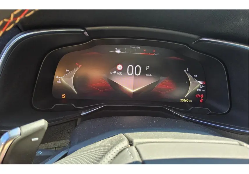 Tableau de bord numérique du DS7 2024 affichant la vitesse à 0 km/h, avec détails lumineux rouges et noirs.