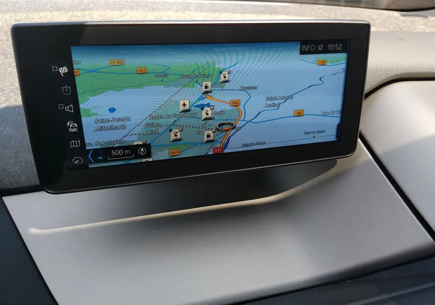 Écran central du système de navigation de la BMW i3 42kwh bleu, affichant une carte routière détaillée.