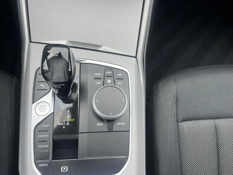 Vue rapprochée de la console centrale noire et argentée de la BMW Série 3 316dA avec levier de vitesses et commandes multimédia.