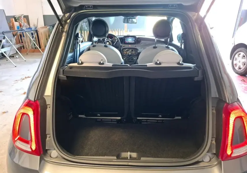 Vue arrière ouverte de la FIAT 500 Gris Electroclash 2022, montrant le coffre vide et l’intérieur avec sièges clairs.