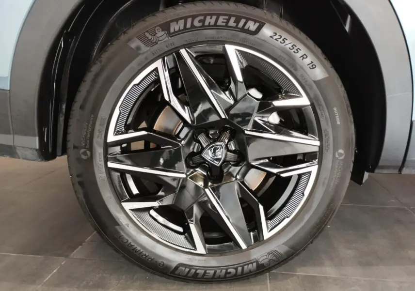 Gros plan sur la jante alliage 19'' diamantée noire et brillante du Peugeot 5008 Bleu Ingaro, avec pneu Michelin.
