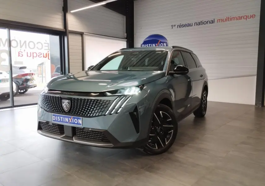 Peugeot 5008 Bleu Ingaro en 3/4 avant droit, avec calandre noire laquée et jantes alliage 19 pouces.