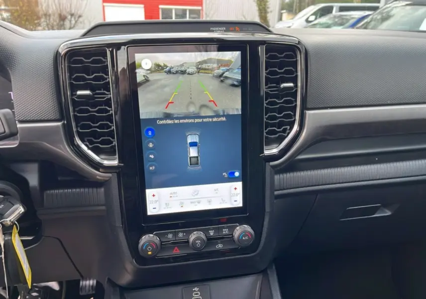 Vue intérieure du tableau de bord noir du Ford Ranger 2025 avec écran tactile central affichant la caméra de recul.