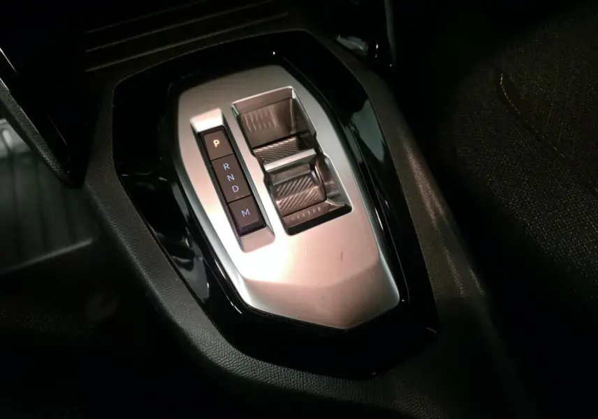 Gros plan sur la console centrale argentée avec commandes de boîte automatique du Peugeot 2008 gris 2025.