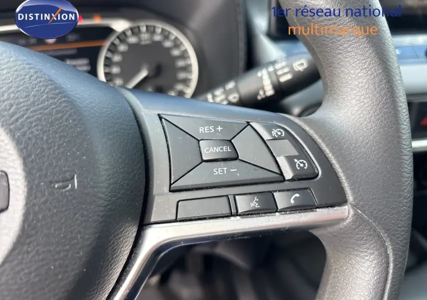 Gros plan sur les commandes au volant du Nissan Juke Hybrid 2024, mettant en valeur les boutons de régulateur de vitesse.