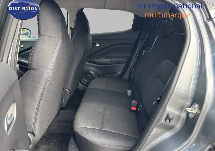 Vue intérieure côté droit des sièges arrière noirs en tissu du Nissan Juke Hybrid 2024 gris squale metal.
