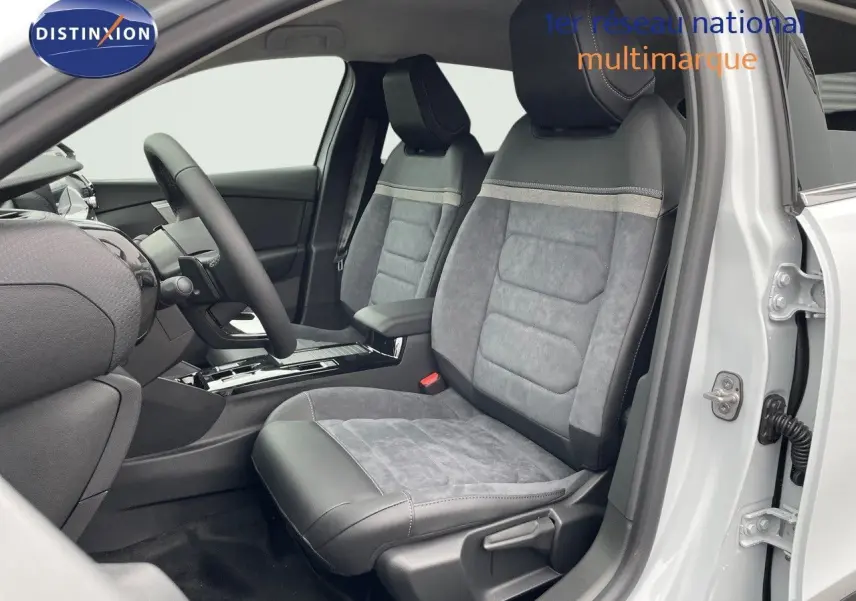 Intérieur de la Citroën C4 2024 blanc métal, vue côté conducteur ouverte, sièges en cuir noir et alcantara gris.