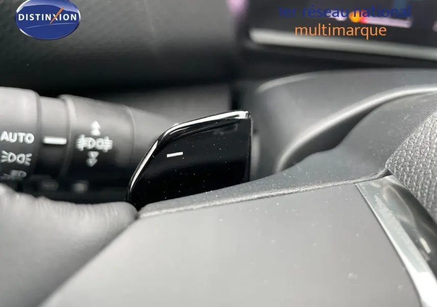 Gros plan sur la palette de changement de vitesse noire côté droit du volant d'une Citroën C4 blanche 2024.