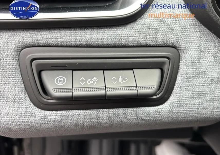 Boutons de réglage de verrouillage, luminosité et phares sur tableau de bord tissu gris d'une Renault Clio V noire vue de près