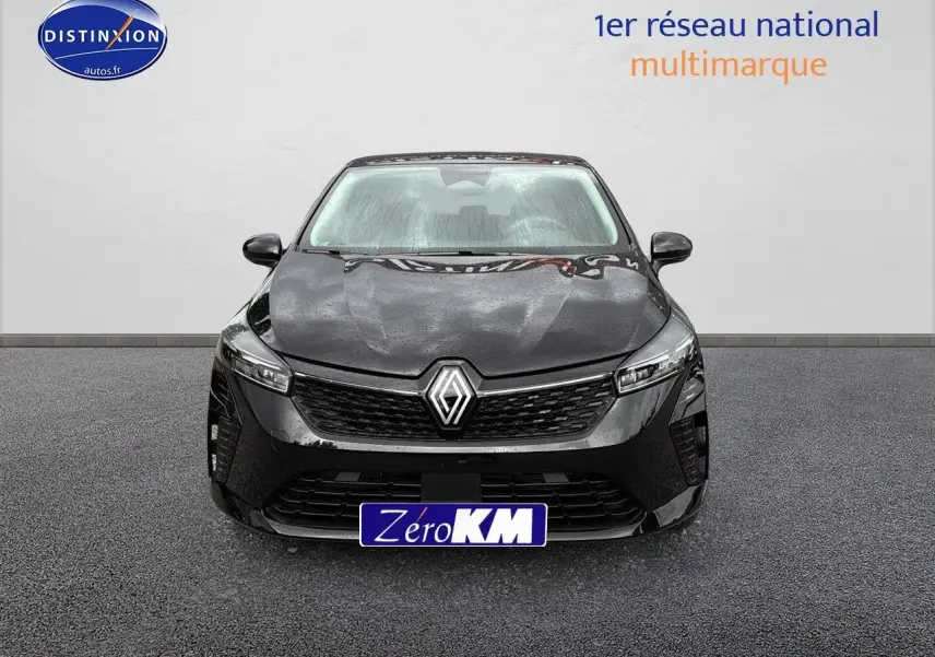 Vue frontale d'une Renault Clio V noire 2025 avec phares LED et calandre moderne sur fond neutre.