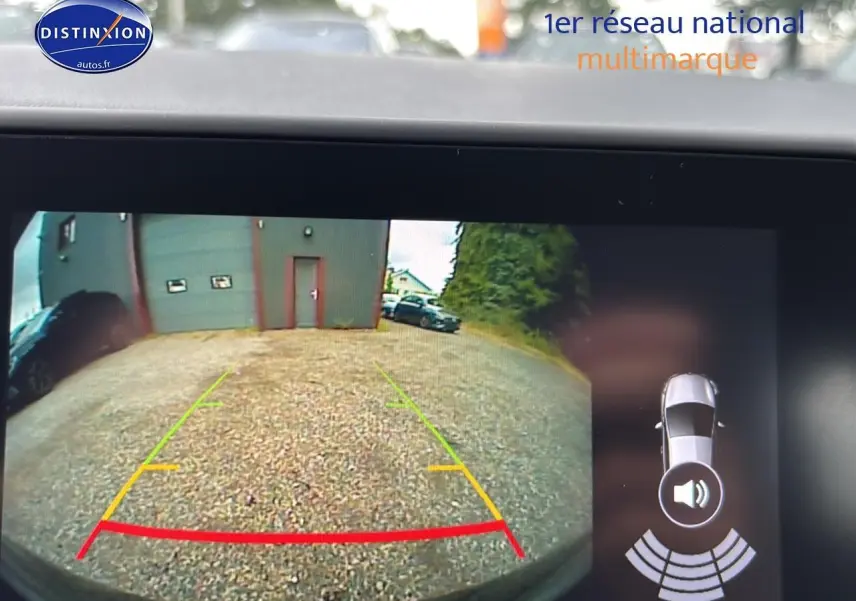 Vue caméra de recul de la Renault Clio V noire montrant l'arrière avec guidage de trajectoire et capteurs de stationnement.