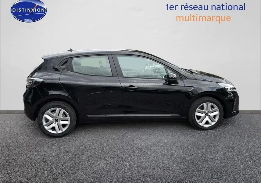 Profil côté gauche de la Renault Clio V noire 2025 avec jantes argentées et becquet arrière discret.