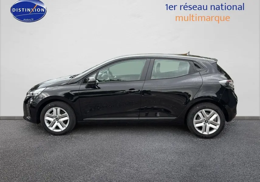 Profil côté gauche d'une Renault Clio V noire 2025 avec jantes argentées, stationnée devant un mur blanc.