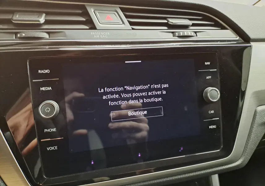 Écran tactile central du Volkswagen Touran 2025 affichant un message d'activation de la fonction navigation.