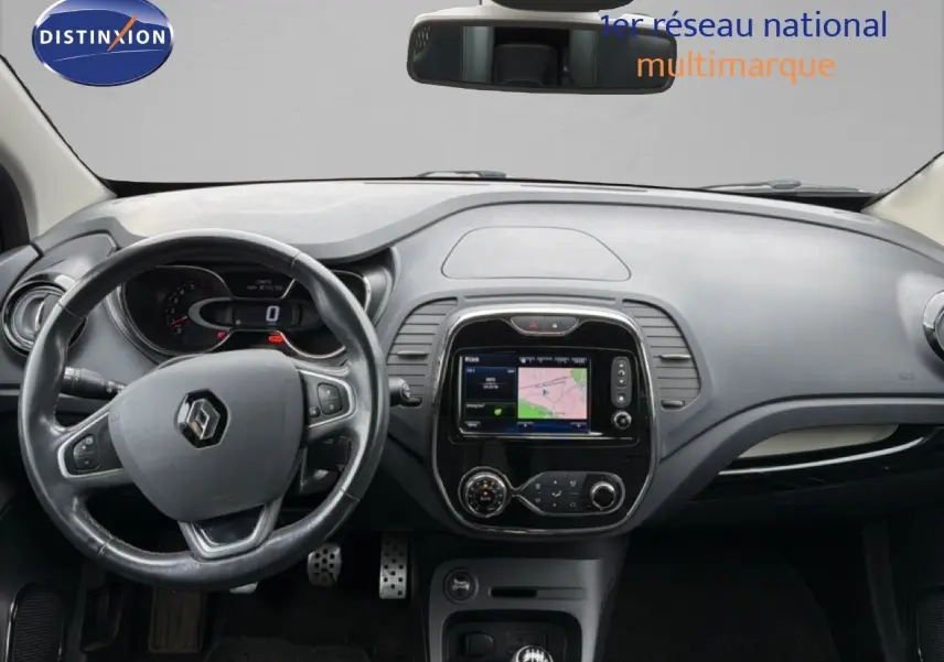 Vue intérieure frontale du tableau de bord gris et volant Renault Captur 1.2 TCE 120 Intens avec écran tactile et boîte manuelle.