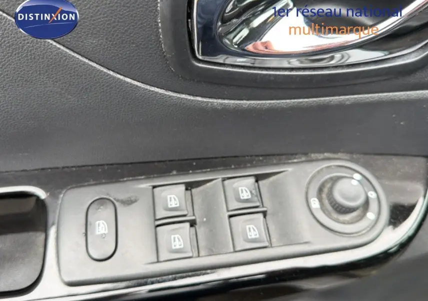 Gros plan sur les commandes de lève-vitres et rétroviseurs côté conducteur d'une Renault Captur gris Cassiopée toit noir.