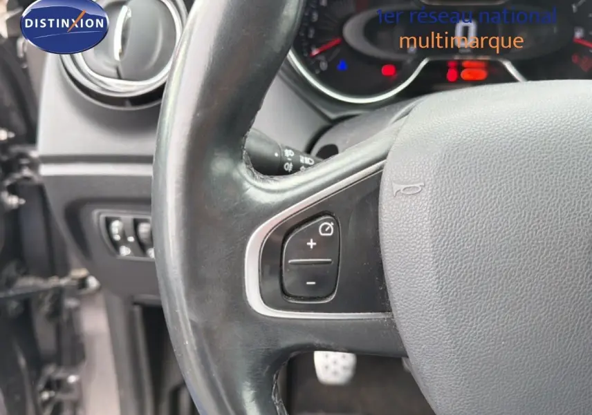 Gros plan sur le volant en cuir noir du Renault Captur 2016, avec commandes de régulateur de vitesse visibles.