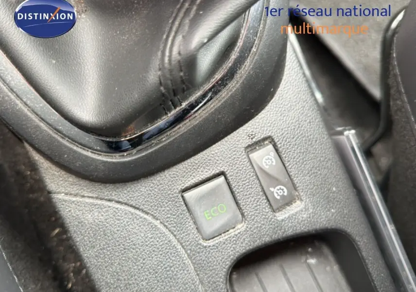 Gros plan sur la console centrale du Renault Captur gris, montrant le levier de vitesses manuel et le bouton ECO vert.