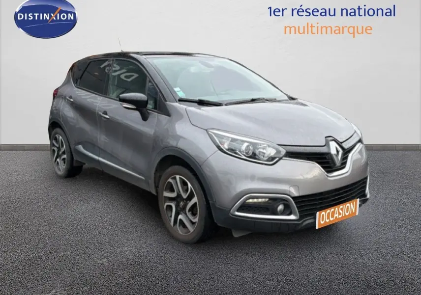 Renault Captur gris Cassiopée 3/4 avant droit avec toit noir étoilé et jantes alliage 17 pouces.
