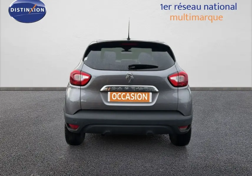 Vue arrière d'une Renault Captur gris Cassiopée avec toit noir, immatriculée "OCCASION" sur fond neutre.