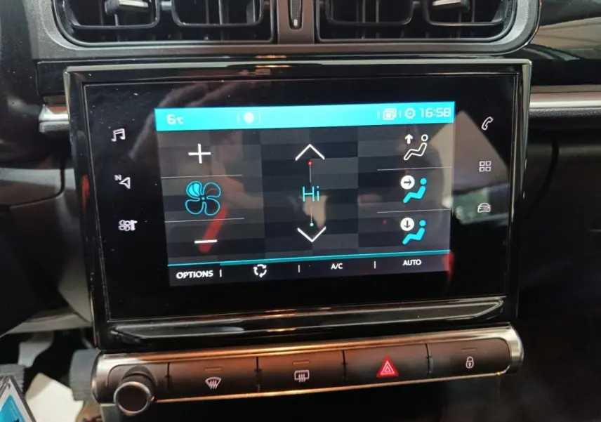 Écran tactile central de la Citroën C3 2024 affichant les réglages de climatisation, entouré de commandes physiques.