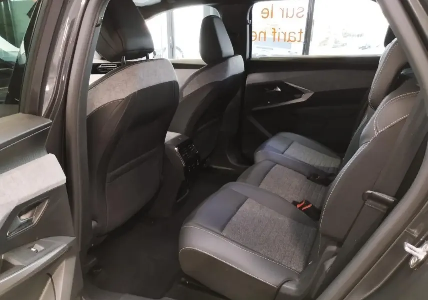 Vue intérieure côté droit des sièges arrière tissu gris et cuir noir du Peugeot 5008 2025 finition Allure.
