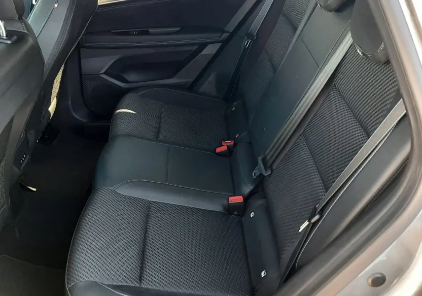 Vue intérieure côté droit des sièges arrière noirs en tissu et cuir du Renault Austral E-Tech Full Hybrid 2025.