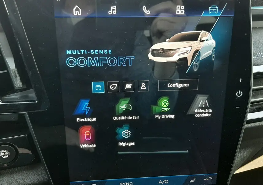 Écran tactile central du Renault Austral 2025 montrant le mode de conduite "Comfort" avec interface colorée et icônes fonctionnelles.