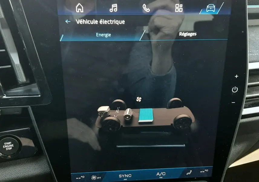 Écran central du Renault Austral E-Tech affichant le schéma de l’énergie du véhicule hybride, intérieur noir visible.