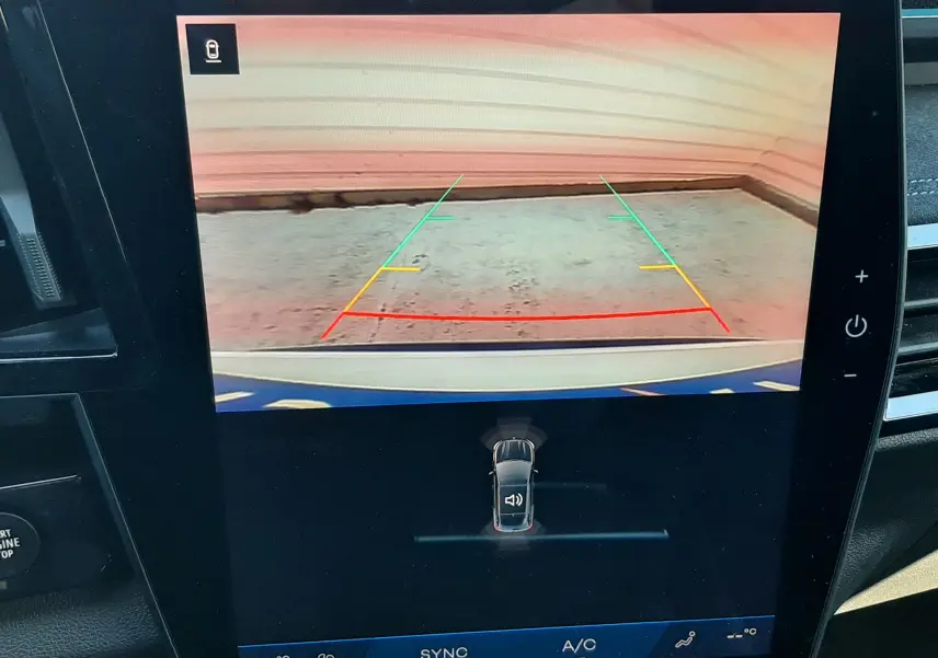 Écran de caméra de recul du Renault Austral E-Tech gris schiste, affichant les lignes de guidage colorées.