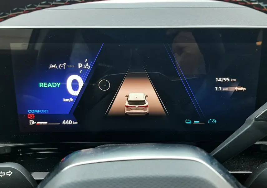 Tableau de bord numérique du Renault Austral E-Tech, affichage central avec vue arrière du véhicule et indicateurs de conduite.